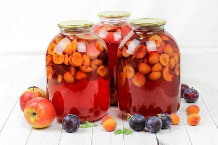 Компот из красной алычи, абрикосов и яблок