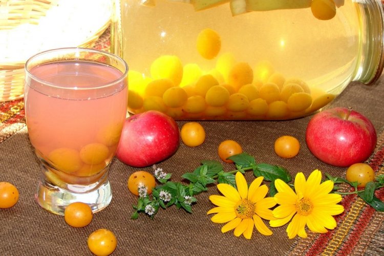 Компот из алычи и яблок