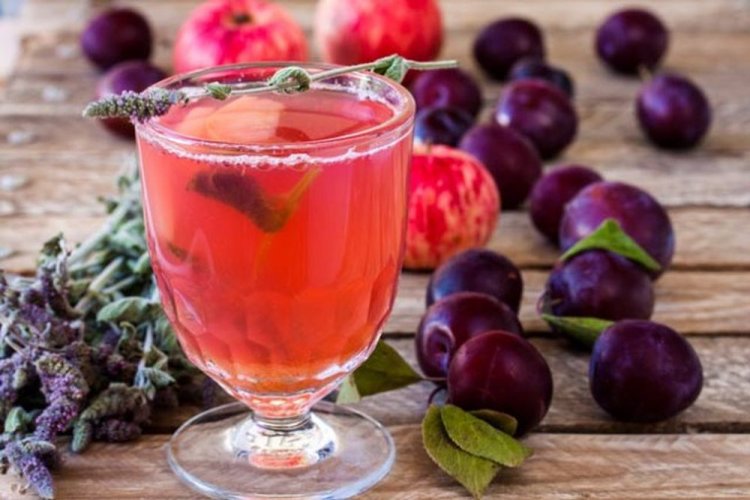 Компот из алычи и яблок с мятой