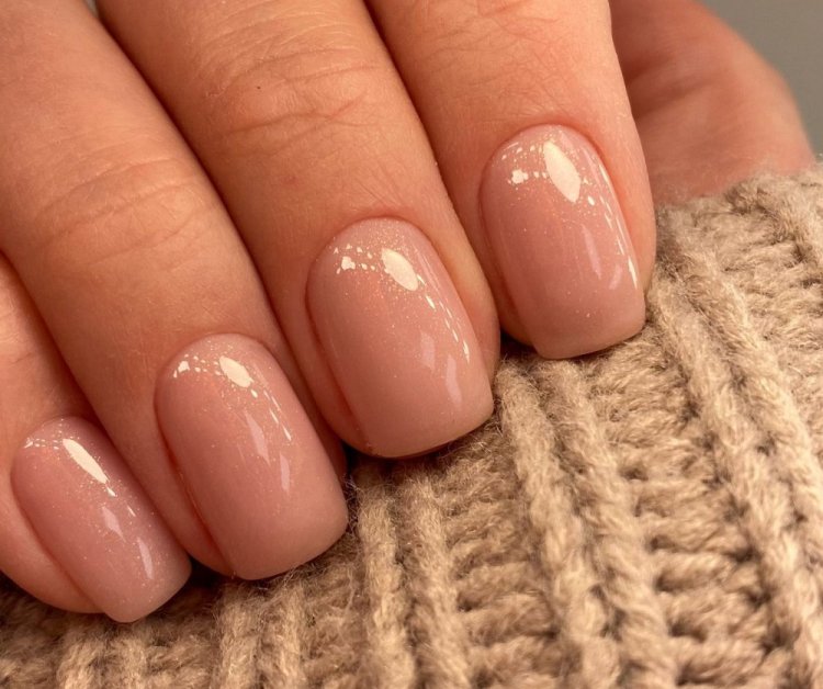 Нюдовый маникюр с блестками