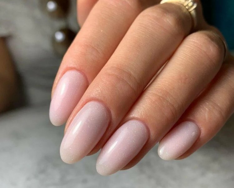 Нюдовый маникюр с блестками