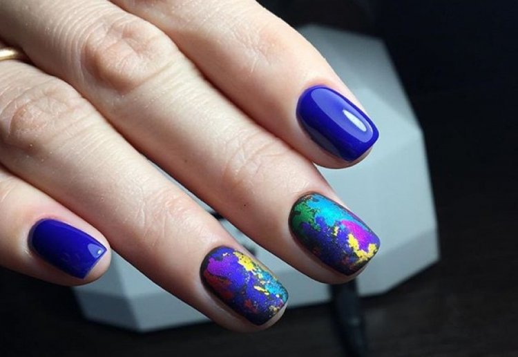 Маникюр с цветной фольгой