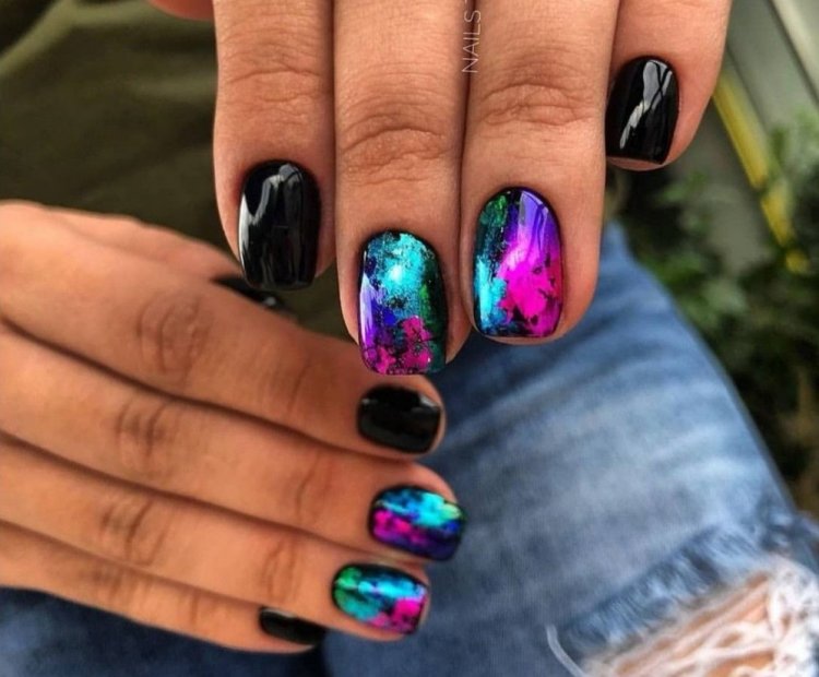 Маникюр с цветной фольгой