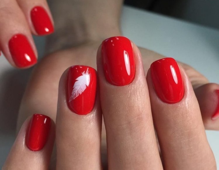 Красный весенний маникюр