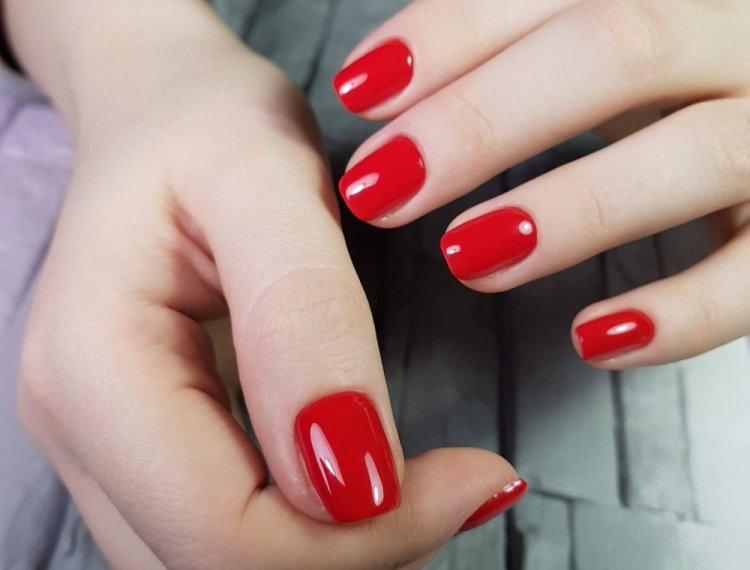 Красный весенний маникюр
