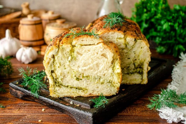 Постный хлеб с укропом и чесноком