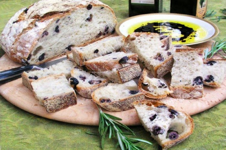 Постный хлеб с маслинами