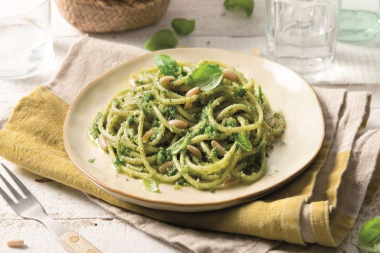 Паста с авокадо, базиликом и кедровыми орешками