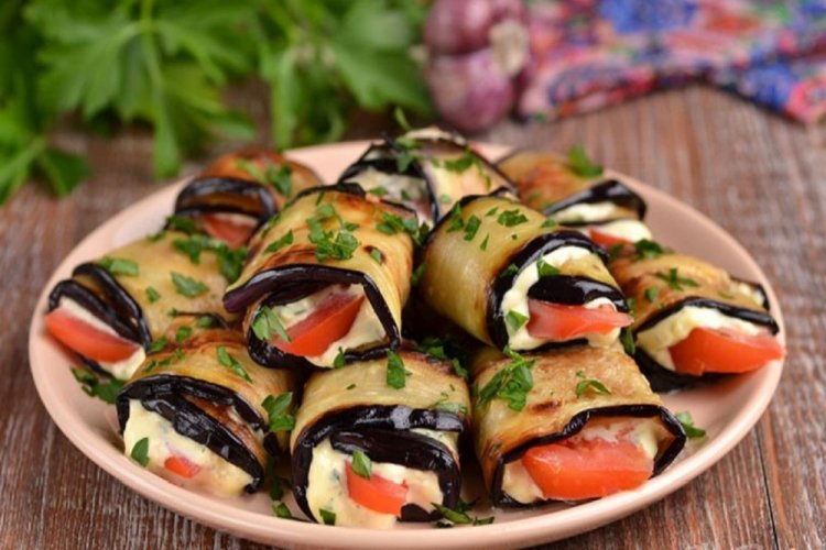 Рулетики из баклажанов с помидорами