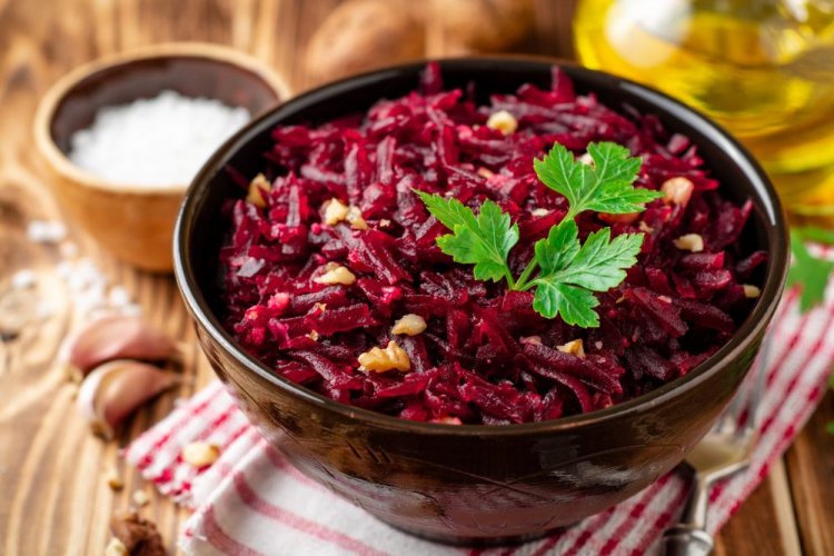 Салат из свеклы с чесноком и грецкими орехами