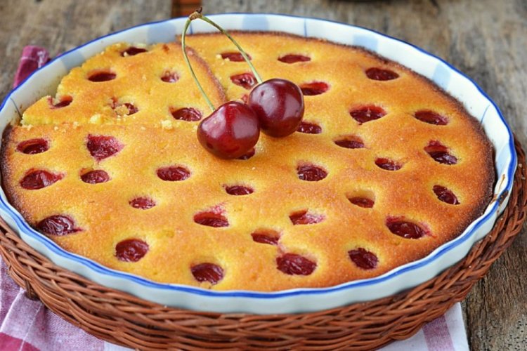 Пышный пирог с черешней на яйцах и сливках