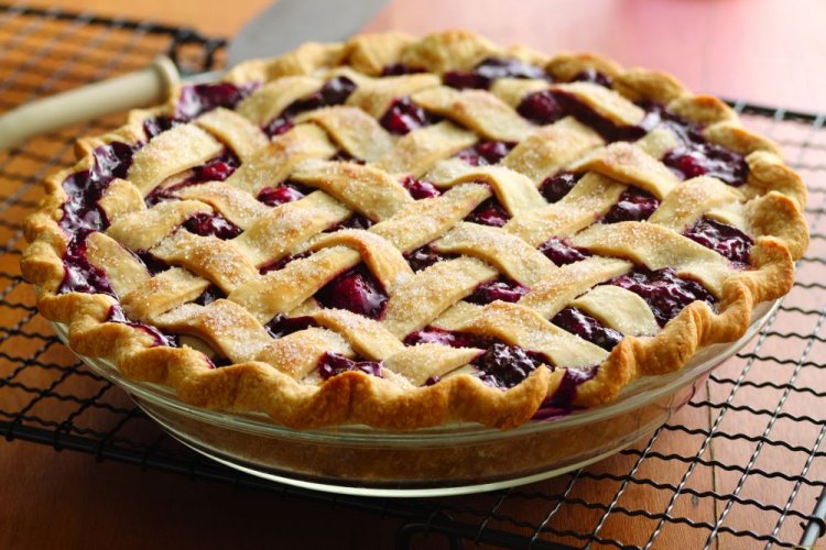 Пирог из песочного теста с черешней