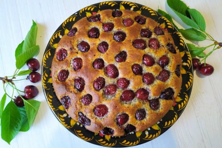 Пирог с маком и черешней