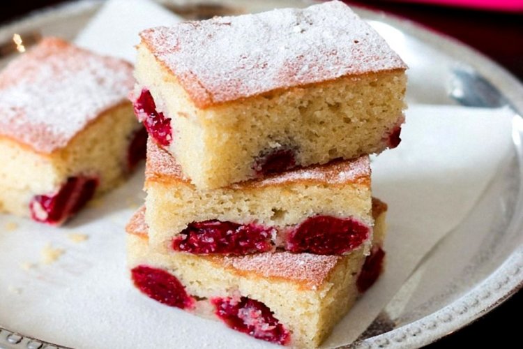 Бисквитный пирог на кипятке с черешней