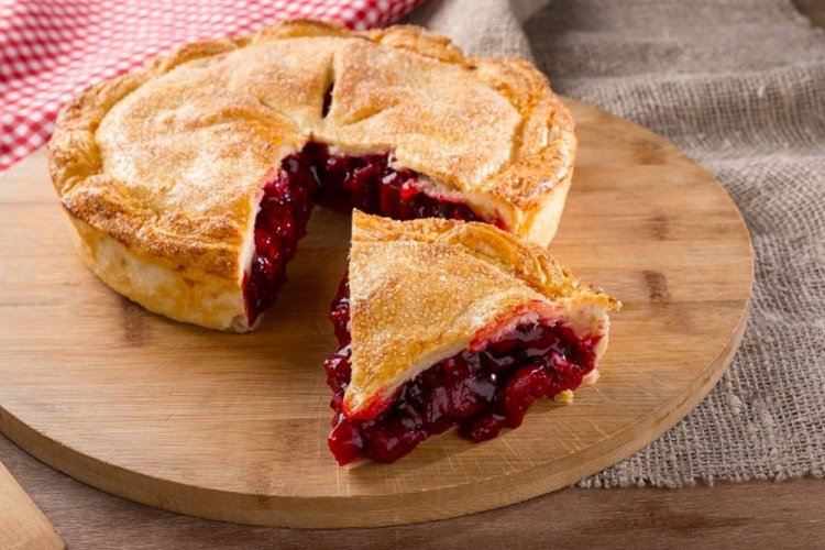 Пирог из готового слоеного теста с черешней