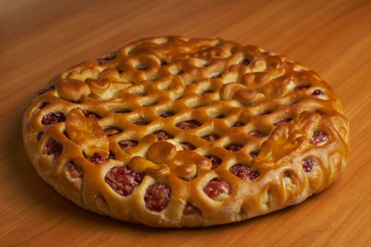 Дрожжевой пирог с черешней и яблоками