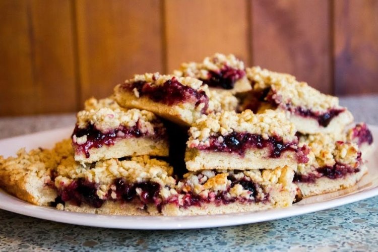 Тертый пирог с черешневым вареньем