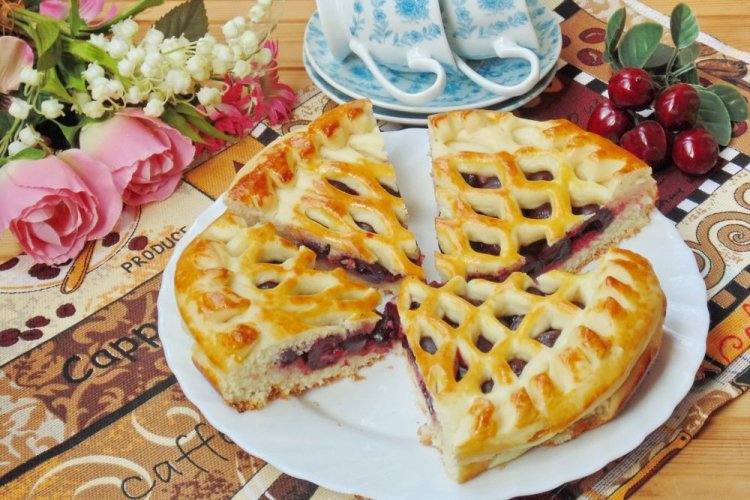 Сдобный пирог с черешней на свежих дрожжах
