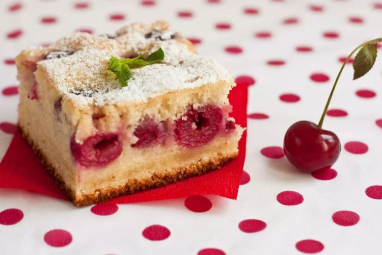 Пирог с черешней на яйцах и йогурте