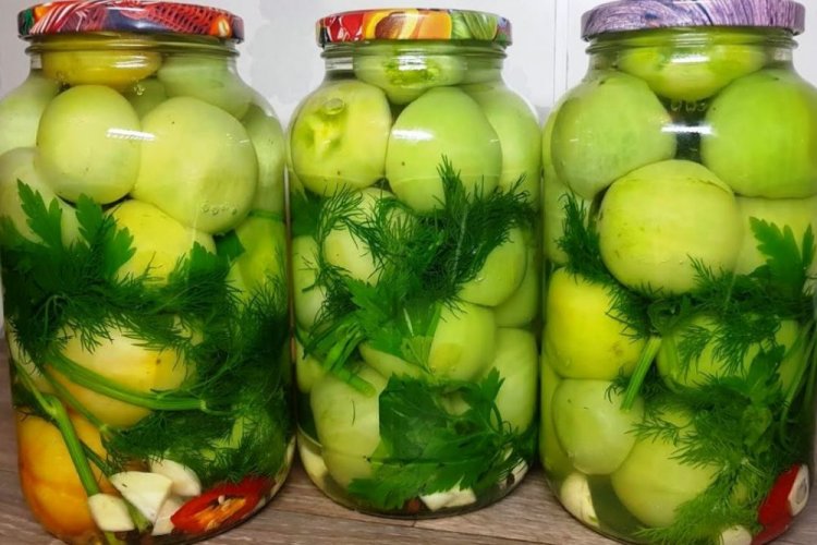 Целые зеленые помидоры с чесноком и острым перцем