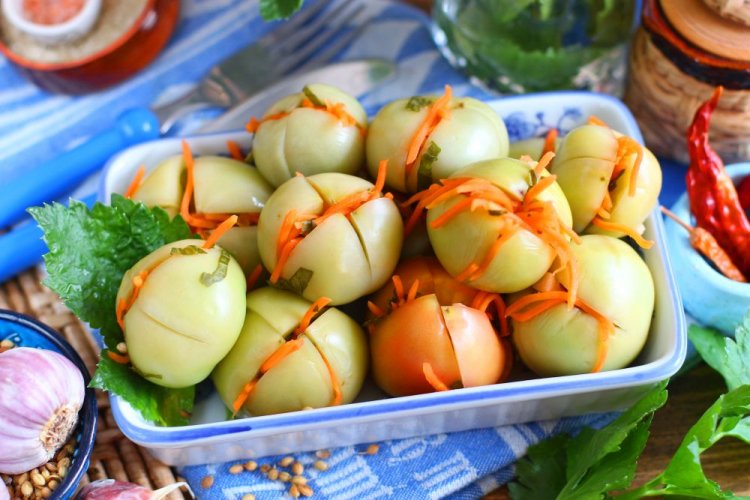 Зеленые помидоры, фаршированные морковью и петрушкой