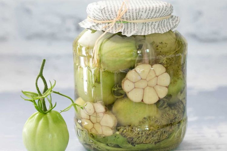 Зеленые помидоры с чесноком на зиму