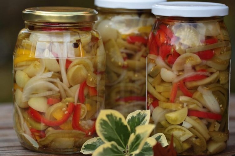 Зеленые помидоры с луком, чесноком и болгарским перцем