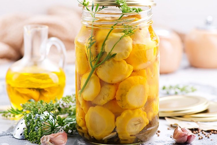 Маринованные патиссоны с чесноком, уксусом и маслом