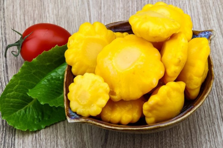 Маринованные патиссоны с лимонной кислотой и листьями хрена