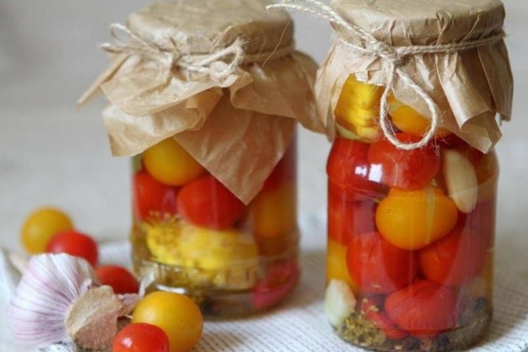 Маринованные патиссоны с помидорами, укропом и соком лимона