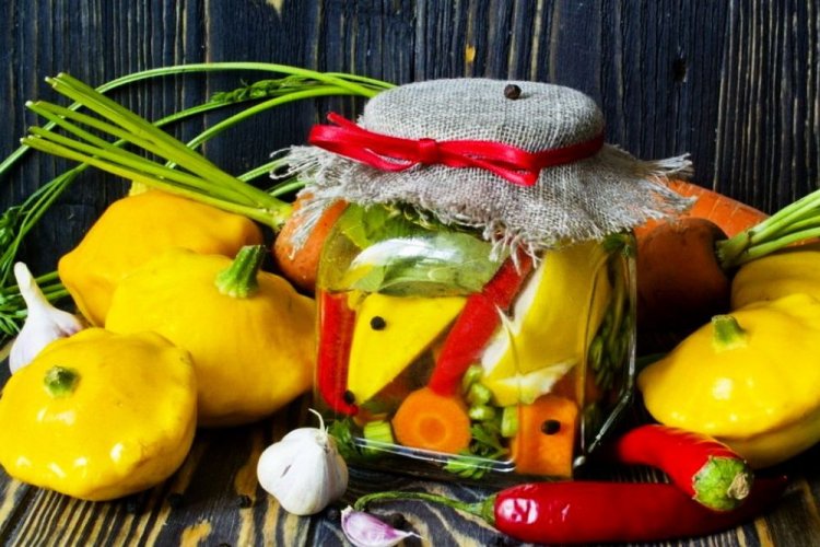 Маринованные патиссоны с острым перцем, морковью и чесноком