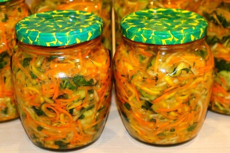 Огурцы по-корейски с морковью, имбирем и зеленью