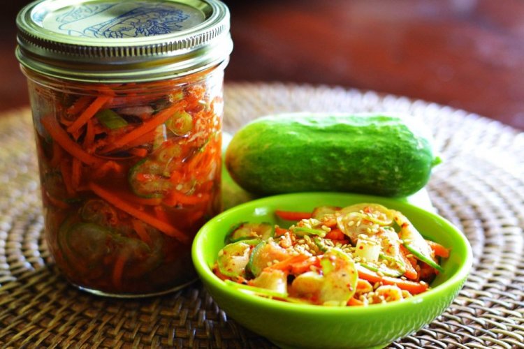 Огурцы по-корейски с морковью, кунжутом и чесноком