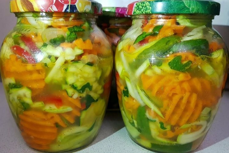 Огурцы по-корейски с морковью, луком и острым перцем