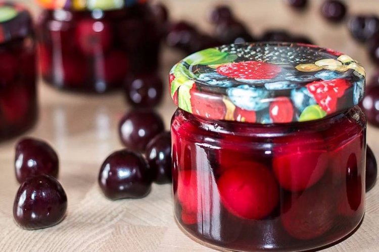 Вишня с косточками в желе