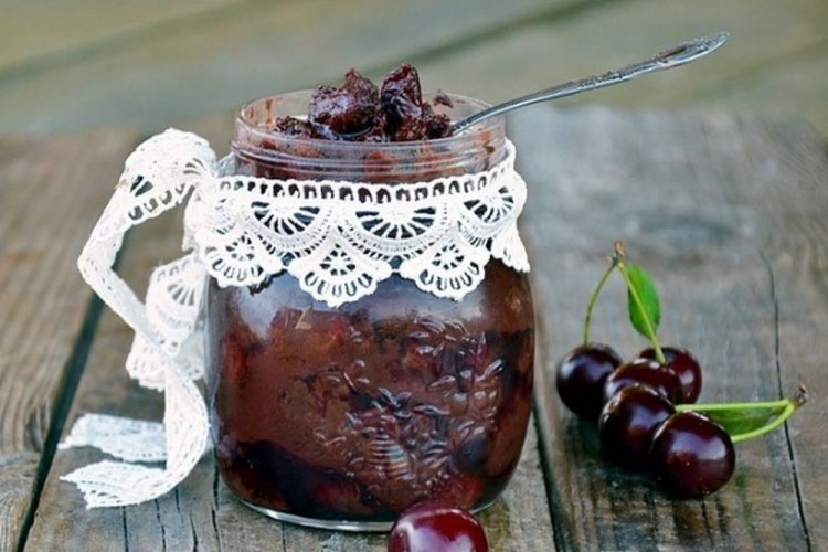 Варенье из вишни с шоколадом и ликером