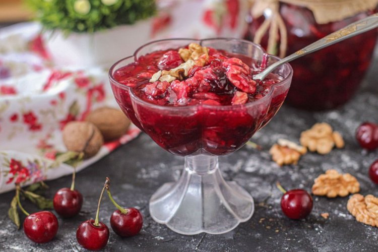 Вишневое варенье с грецкими орехами