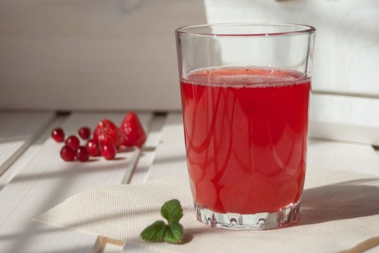 Морс из красной смородины и клубники