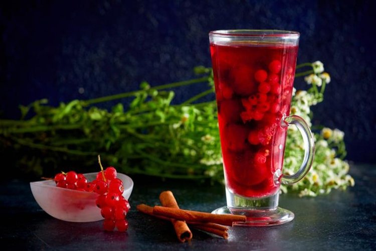 Морс из красной смородины и малины с корицей