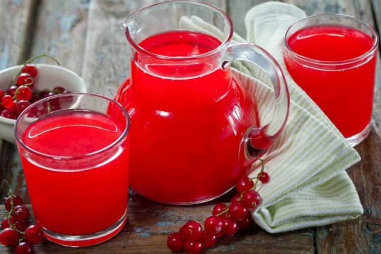 Насыщенный морс из красной смородины