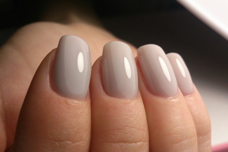 Влажный блеск на короткие ногти