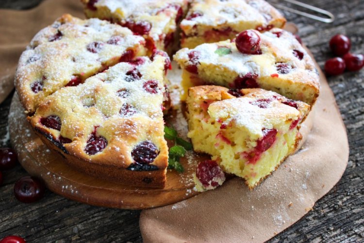 Заливной пирог с творогом и вишней на кефире