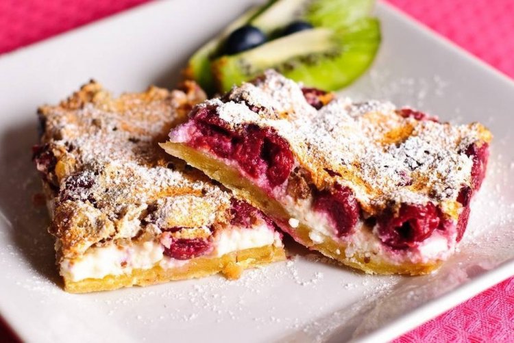 Пирог из овсянки с творогом и вишней