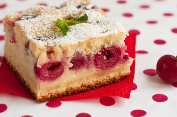 Простой пирог с медом, творогом и вишней