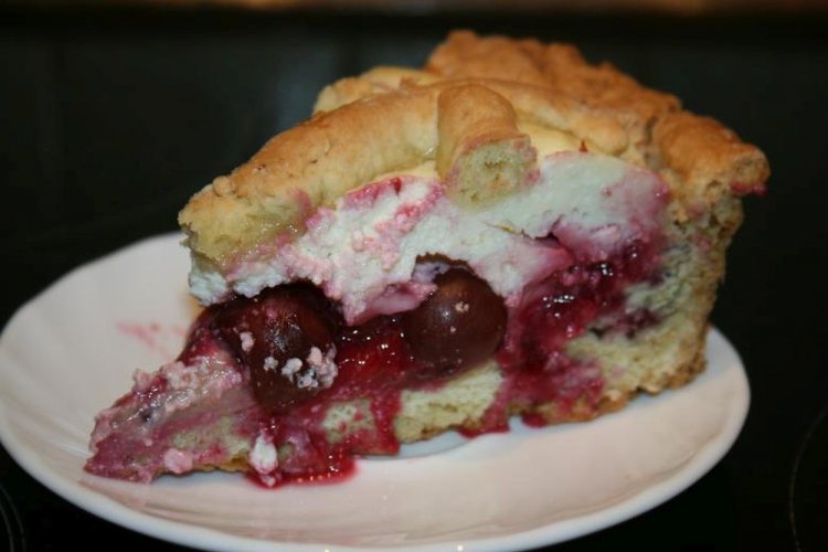 Дрожжевой пирог с творогом и вишней