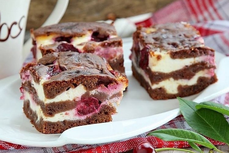 Пирог-брауни с творогом и вишней