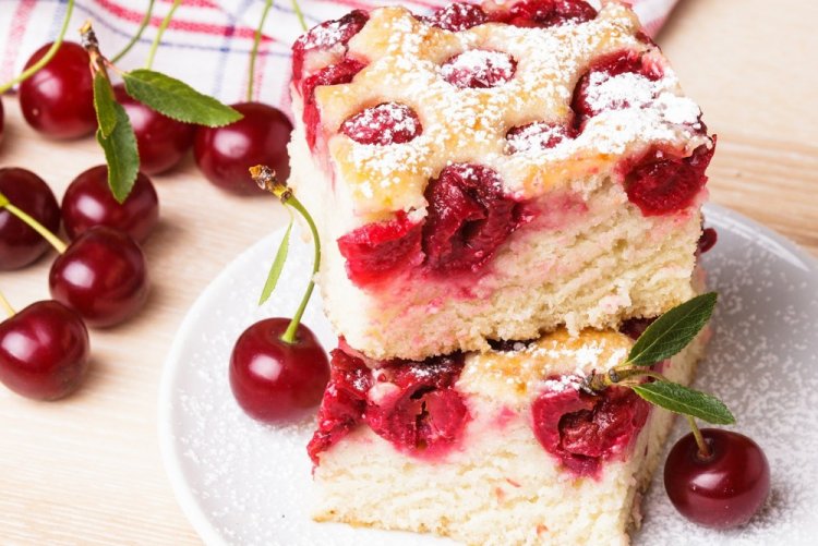 Пирог-перевертыш с творогом и вишней