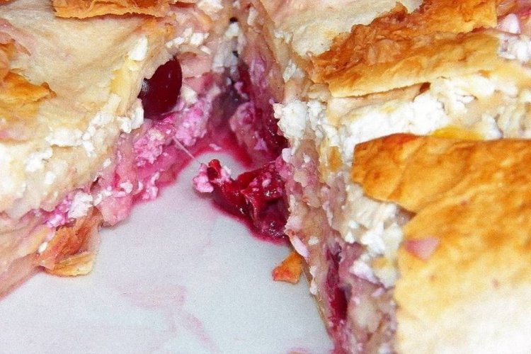 Пирог из лаваша с творогом и вишней