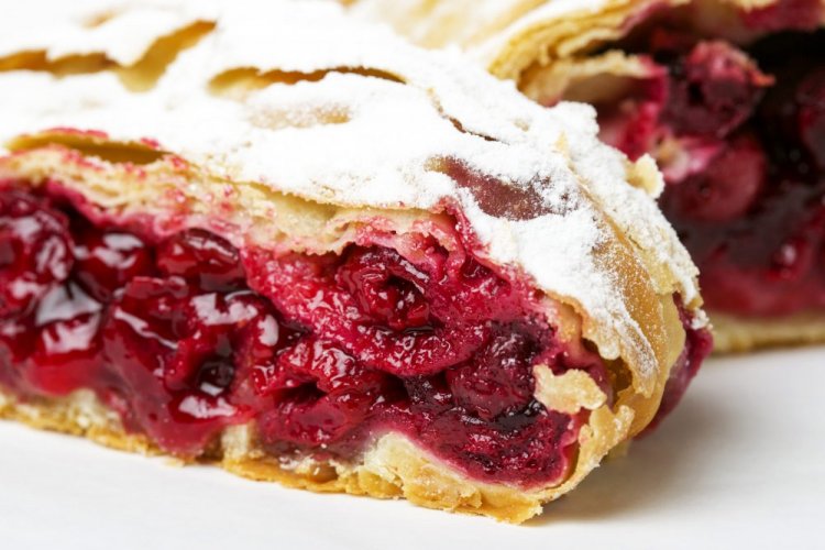 Слоеный пирог с творогом и вишней