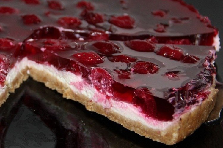 Пирог с творогом и вишневым желе